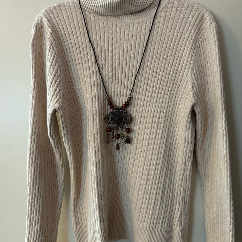 A Beautiful Retro Decorative Necklace